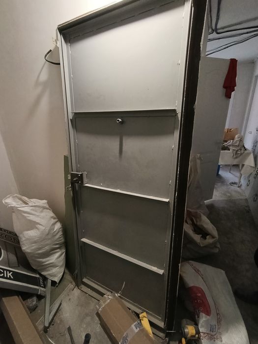 Продам железную дверь