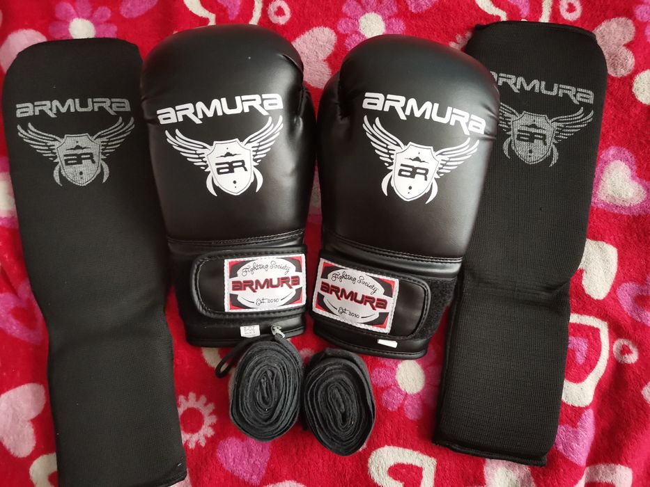 Vand set de mănuși și tibiere armura