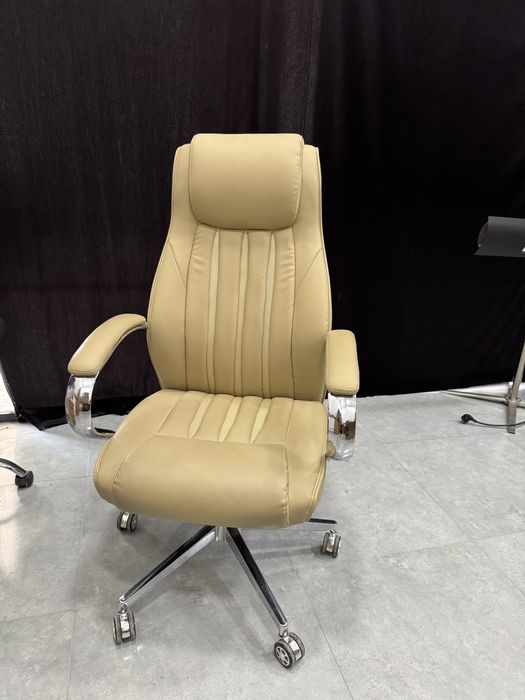 Продается офисное кожанное кресло в идеальном состоянии