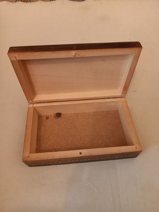 Деревянная шкатулка