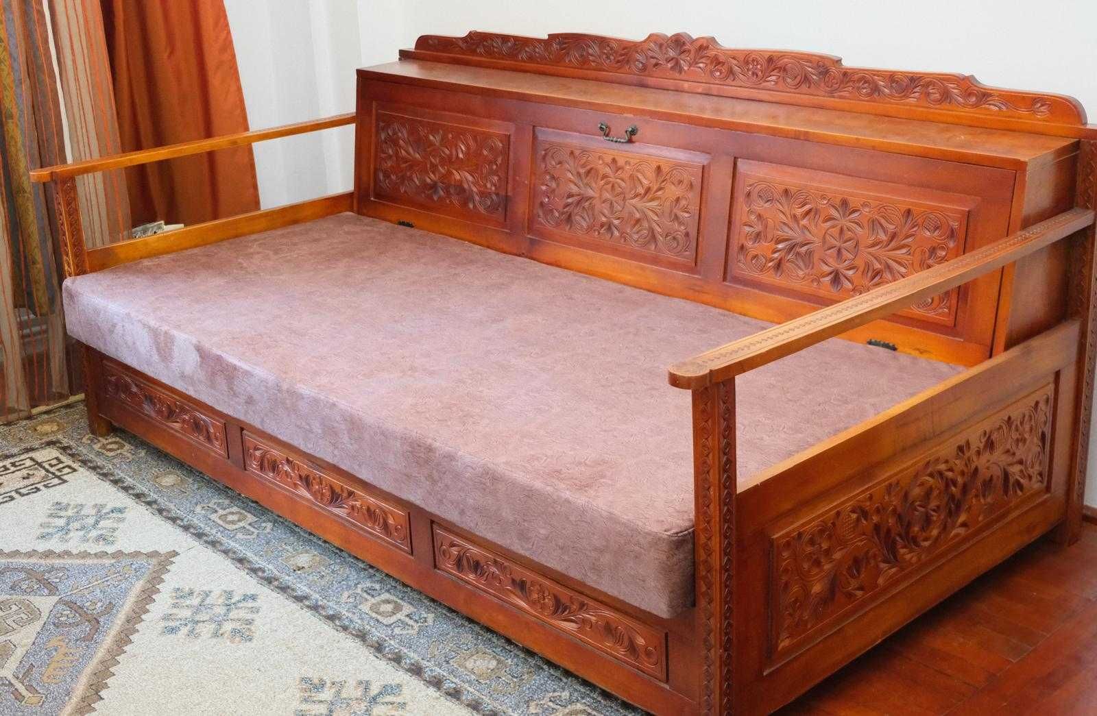 Mobila sculptata din lemn