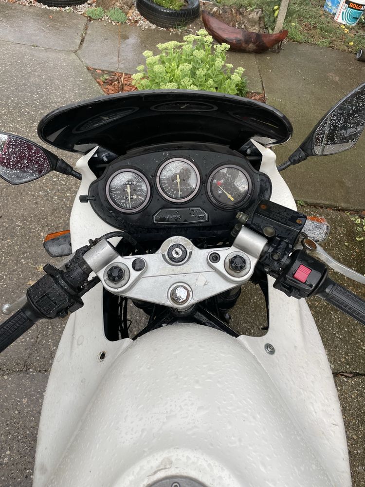 Suzuki gsx 600f..