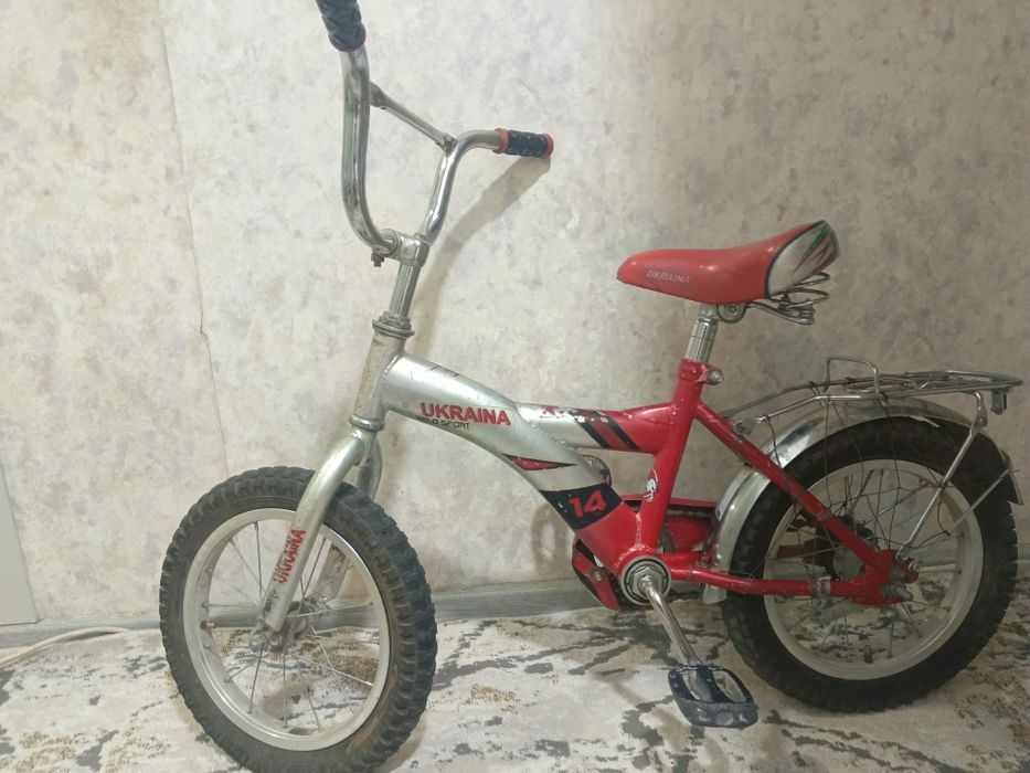 Velosiped qizil rangdagi