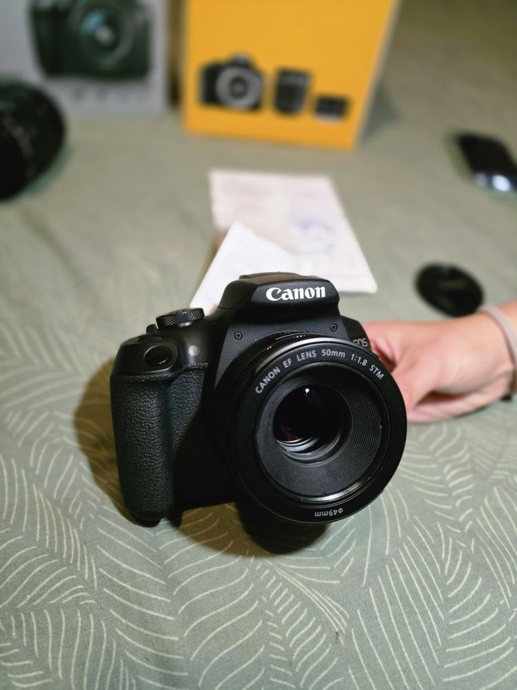 DSLR фотоапарат Canon EOS 2000D + 2 обектива