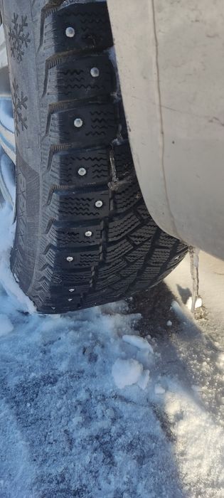 Шипованные шины в отличном состоянии