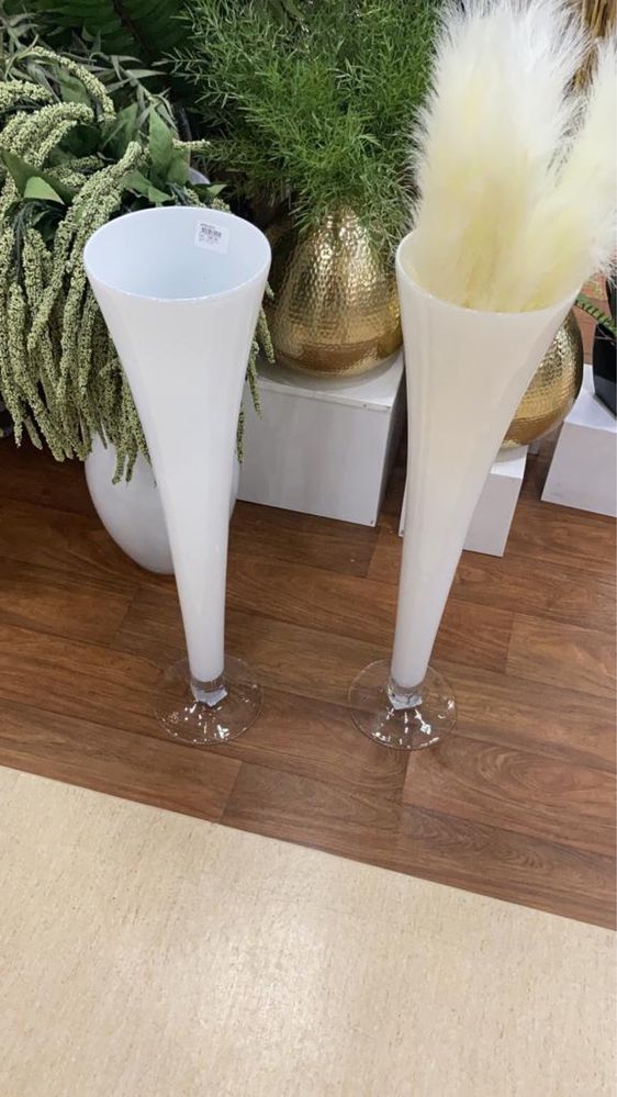 Vaze decorative albe de sticla.