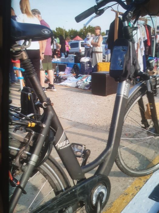 Bicicleta electrica mifa roti pe 28 este din aluminiu