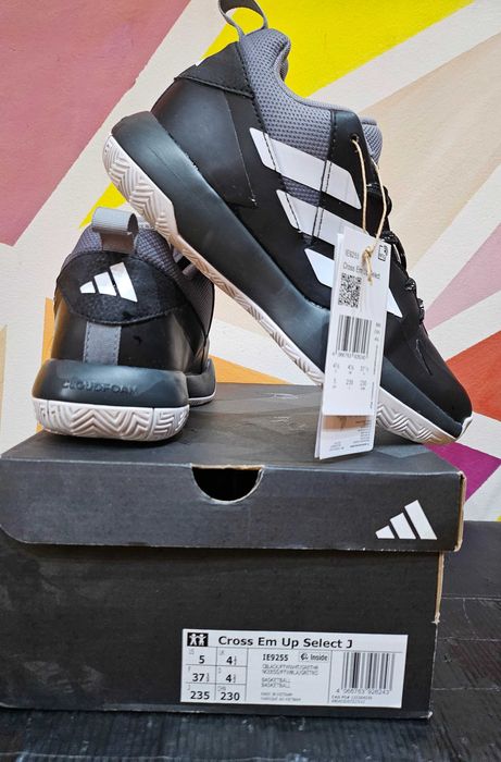 Унисекс маратонки  Адидас-нови с етикет и кутия.