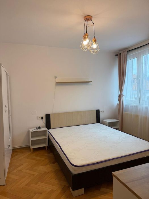 Vând apartament 3 camere (zona centrala)
