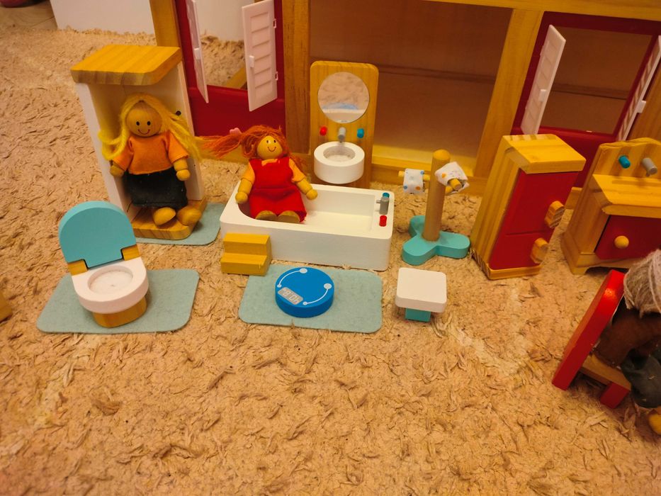 Дървена къща за кукли