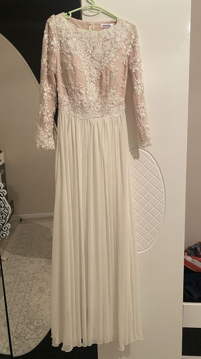 Вечернее платье можно на выпуское. Продается