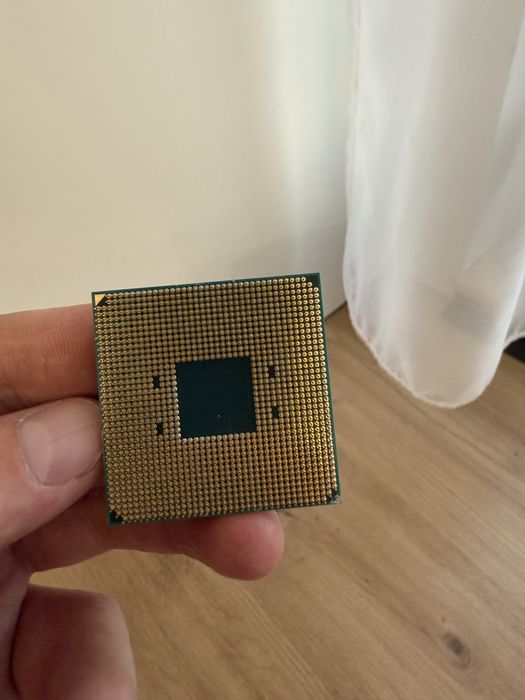 AMD Ryzen 5 2400 Gg Quad-Core 3.9 GHz cu cooler