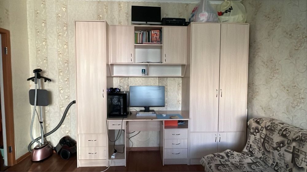 Шкаф и стол для детской