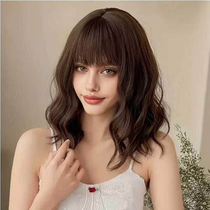 Кестенява вълнообразна къса перука с бретон #4