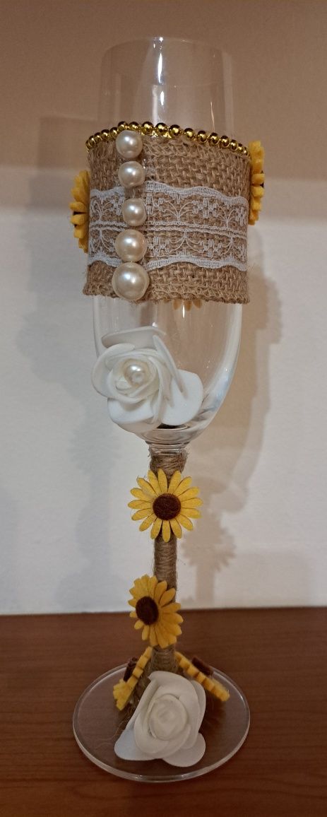 Ръчно декорирани чаши, бутилка и свещник