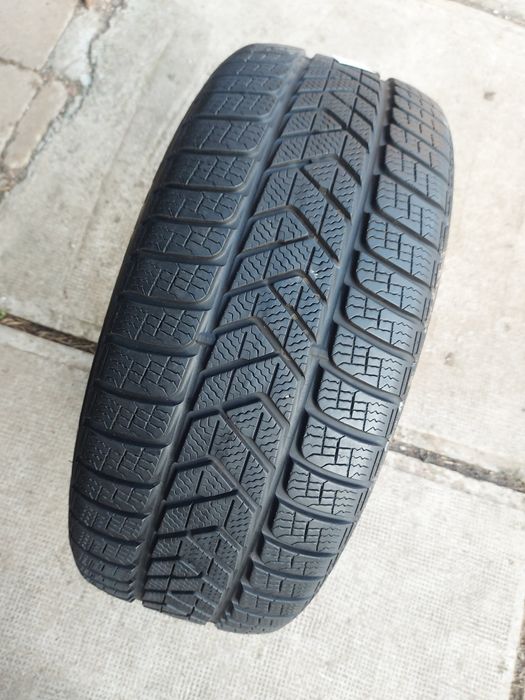 O bucată 245/45 R19 M+S iarnă - una Pirelli