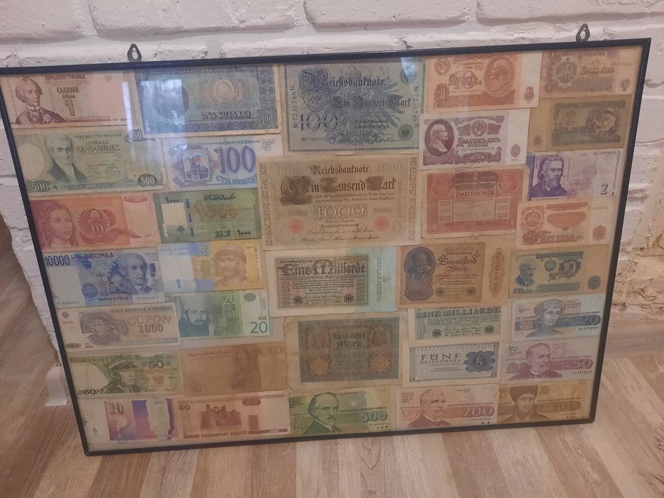 Пано със стари банкноти