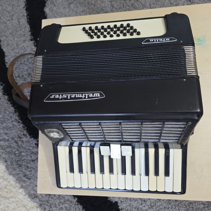 Vând acordeon weltmeister
