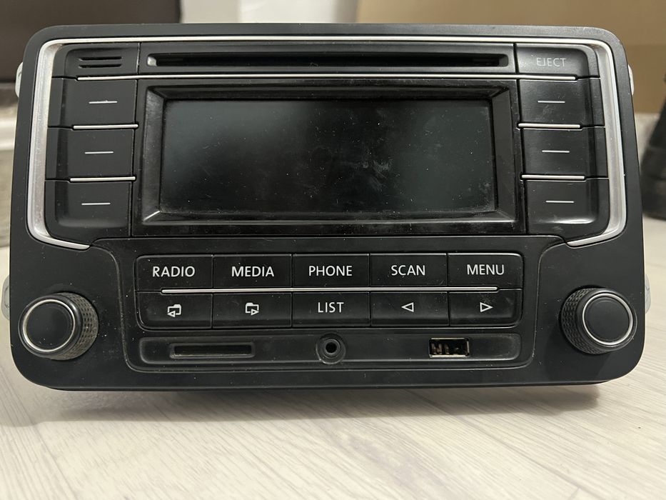 Продам магнитолы от Polo 2015 и Corolla 2011