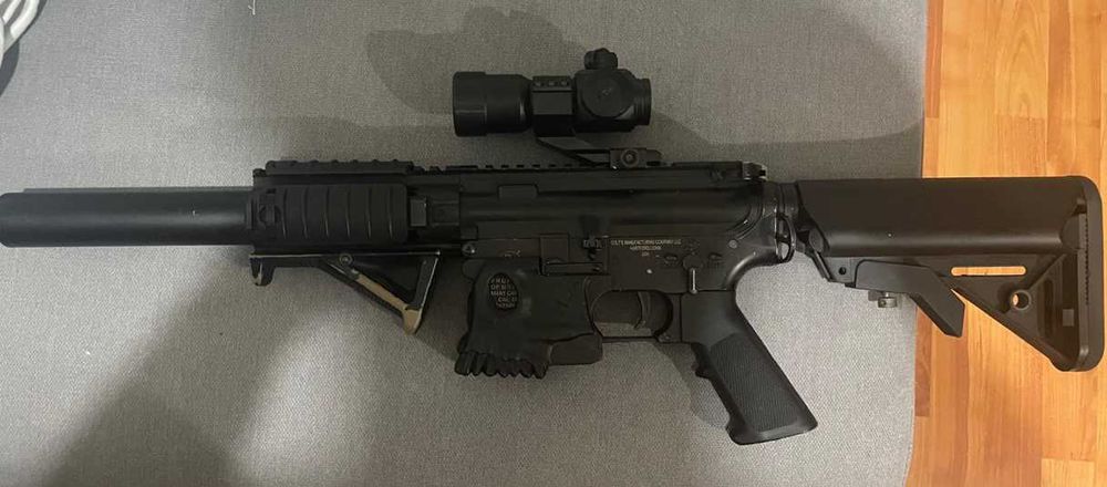 Replica airsoft M4 full metal Cybergun cu upgrade-uri