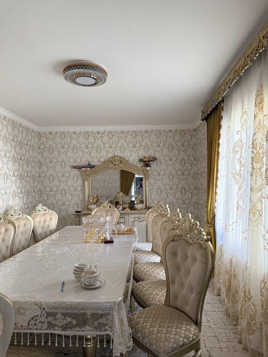 Rohat metro yonida uchaska sotiladi