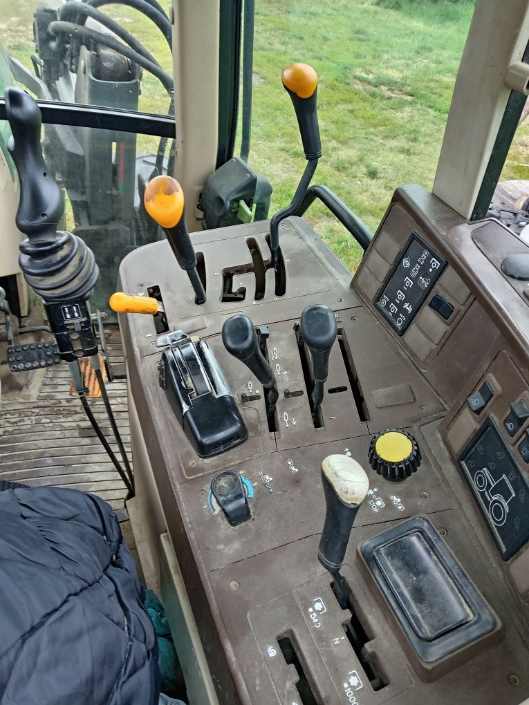 De vânzare tractor cu încărcător frontal