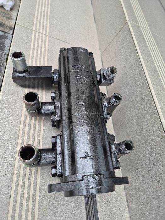 Pompă hidraulica tripla KAYABA