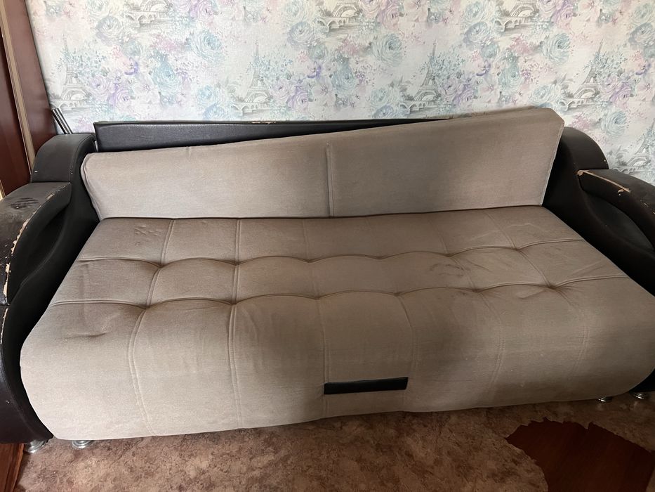 Диван коричневый