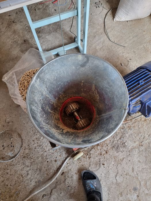 Presă Peleți + Mașină sigilat saci