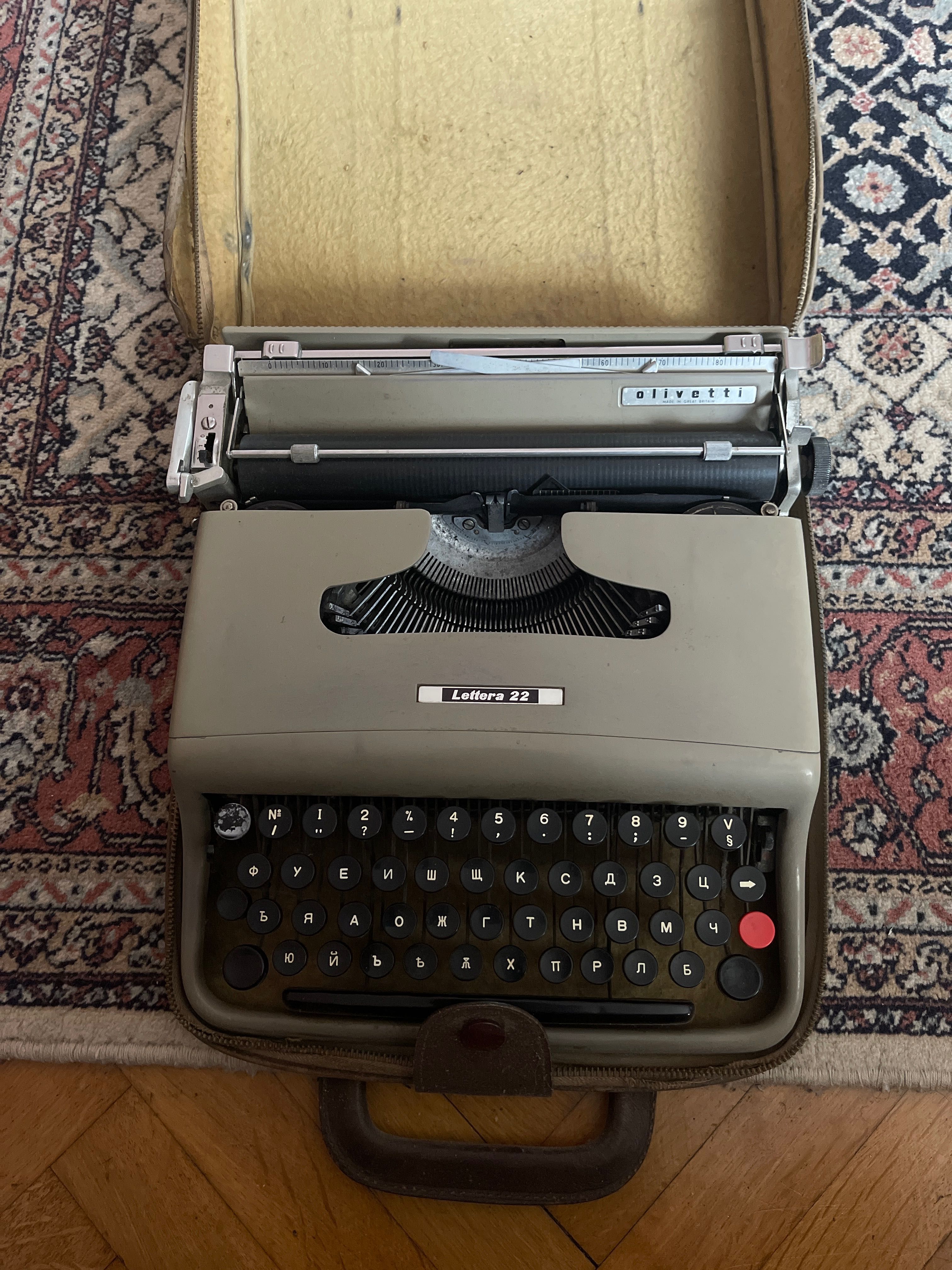 Пишеща машина Olivetti модел Lettera22