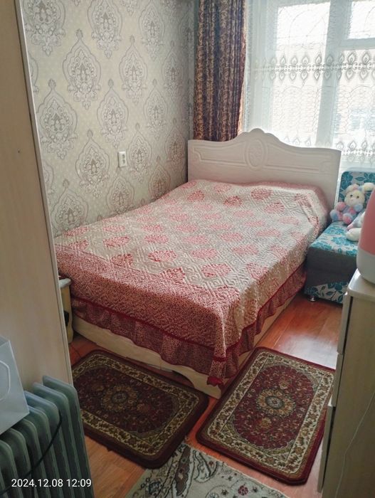 Продам 2-х комнатную квартиру в центре п. Глубокое. Торг .