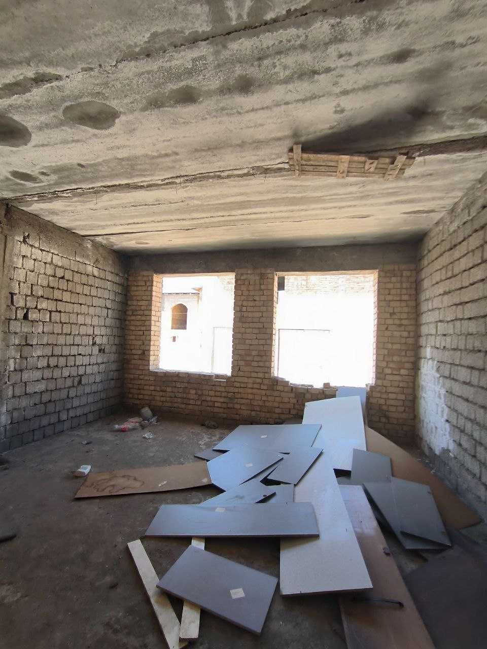 Sotiladi 2 qavat korobka hovli 2.6 sotix Xonobod. Mo'ljal 352 maktab.