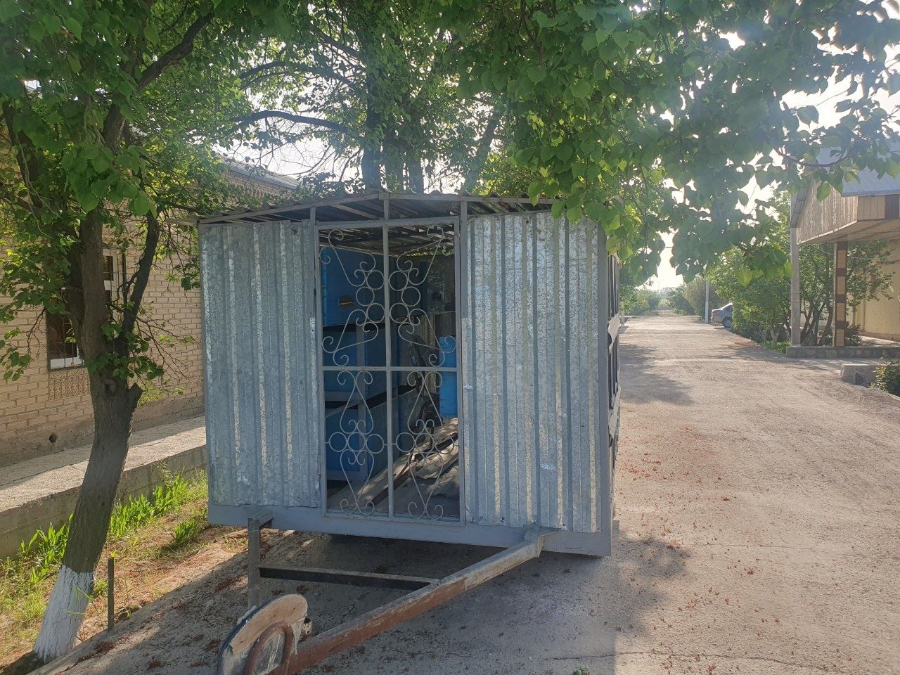Povilion sotiladi yashillar bilan birga 2500$.
 36 та яшик 
Курпача 
Р