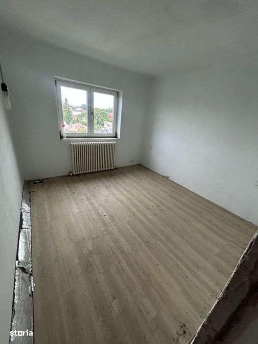 De vanzare 4 camere,  etaj intermediar, zona Piata Mare, 65.500 euro