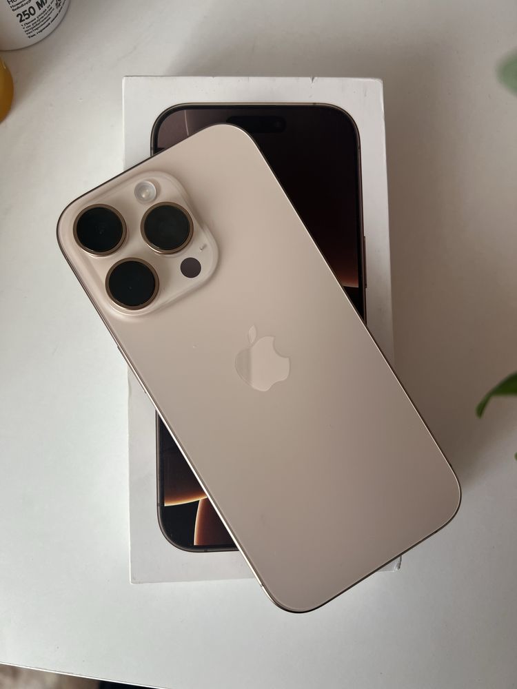 Iphone 16 pro 256 гб в золотистом цвете, аккумулятор 100%