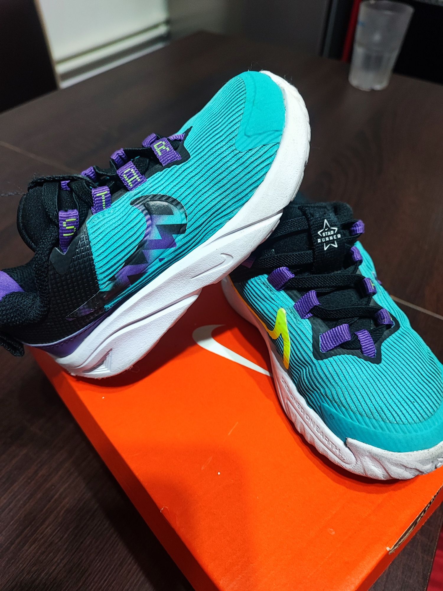 Vând adidași băieți nike