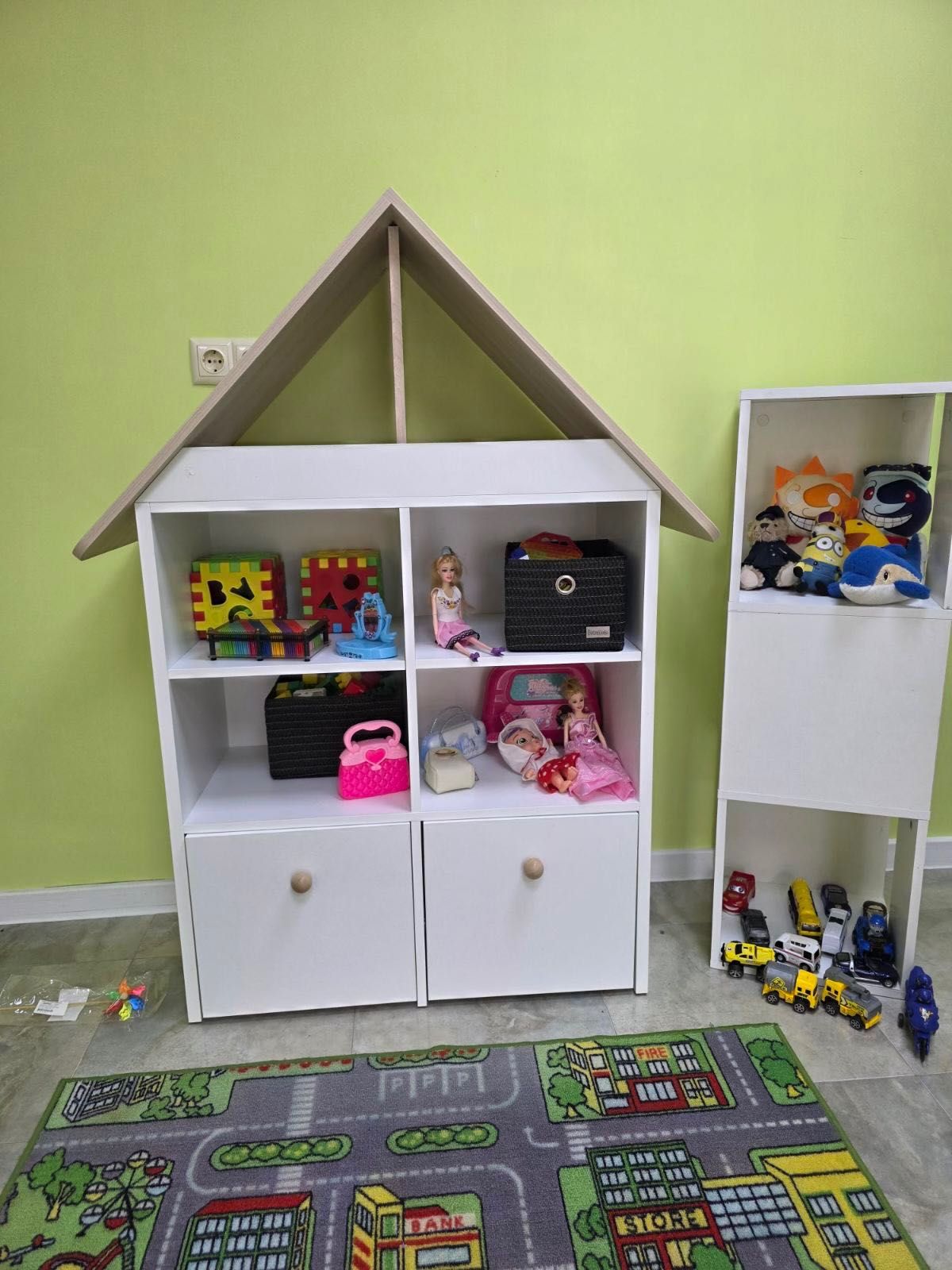 Дървена къща за игра.