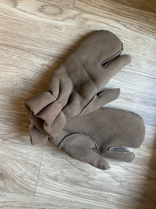 Продяват се неупотребявани ръкавици голям размер