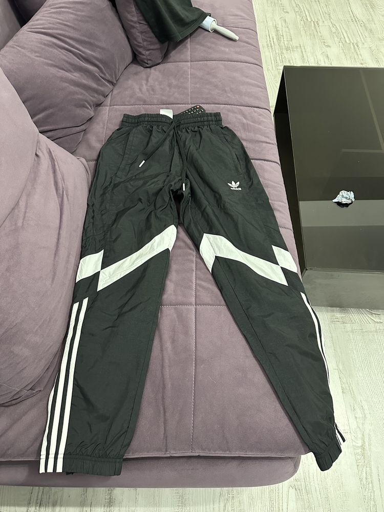 Pantaloni Adidas de fas