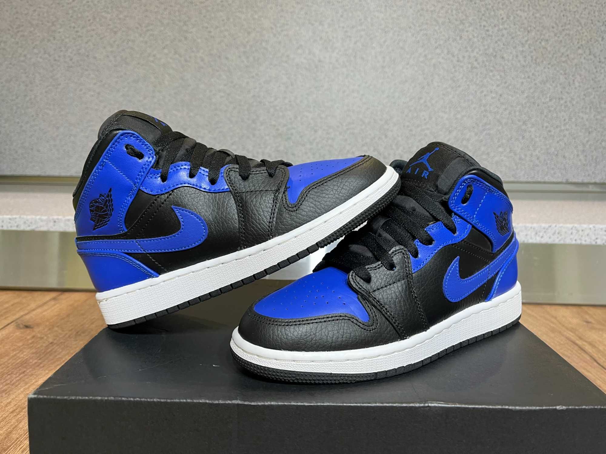 ОРИГИНАЛНИ *** Nike Jordan 1 Mid / Hyper Royal