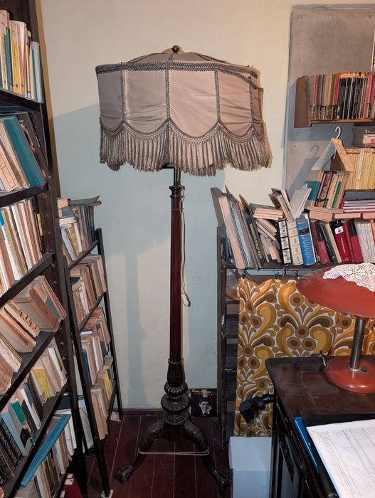 Lampadar cu picior de lemn