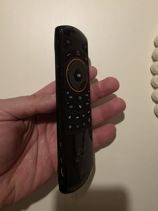 Telecomanda cu funcție de învățare și tastatura