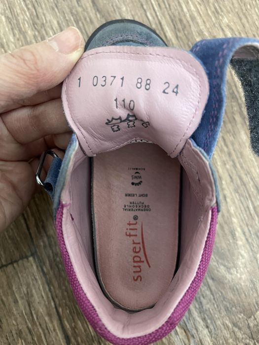 Продам детские ботинки