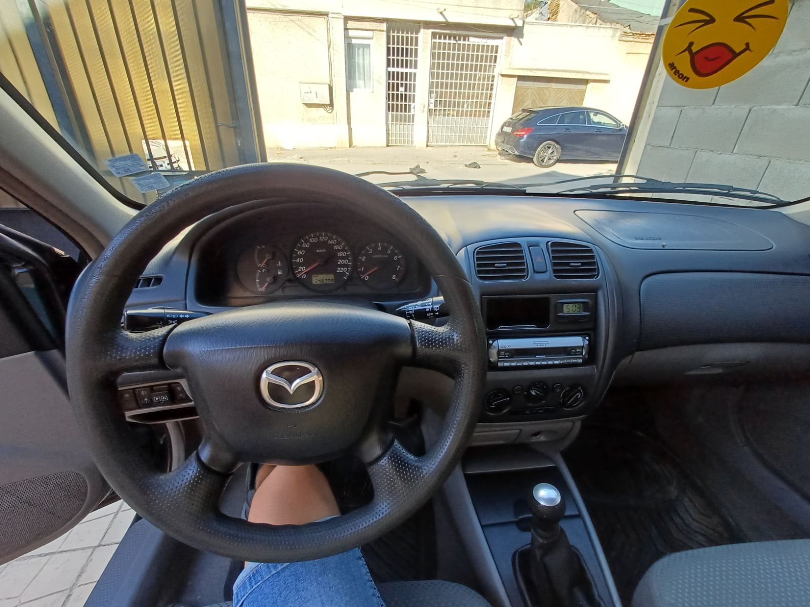 Продавам Mazda 323