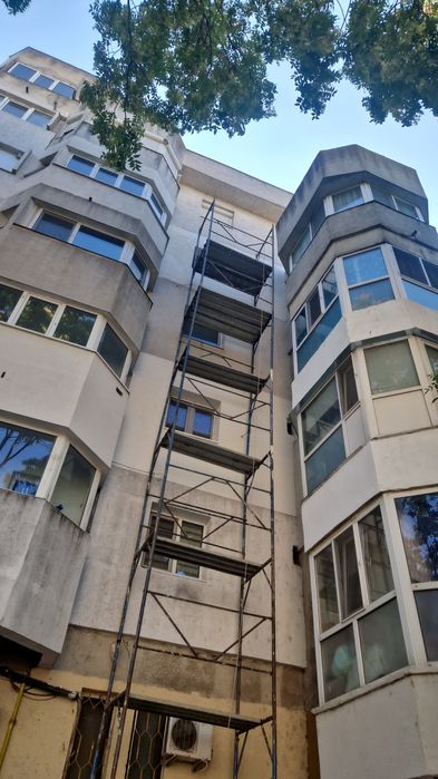 Echipa dulgheri și tinichigii executam acoperișuri și reparații .