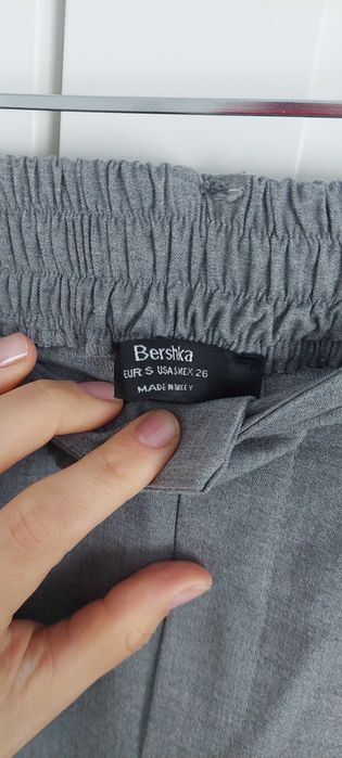 Pantaloni Bershka S (26)