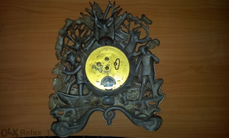 Френски каминен часовник изобразен с орнаменти.