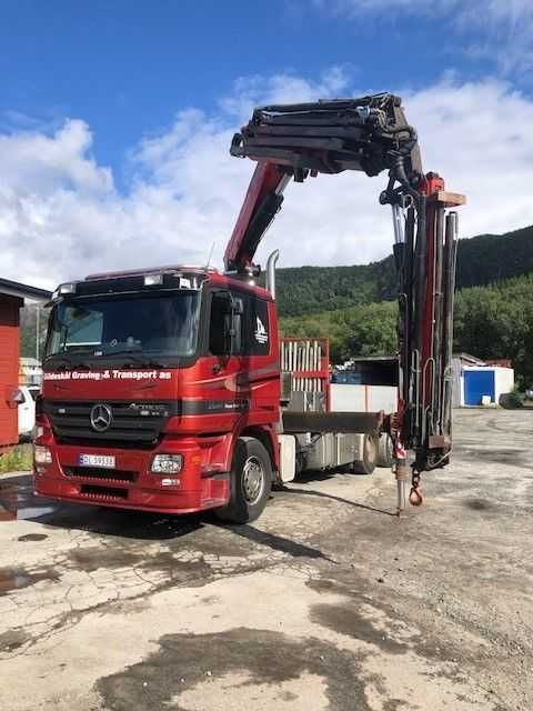 Camion cu macara transport paletizat