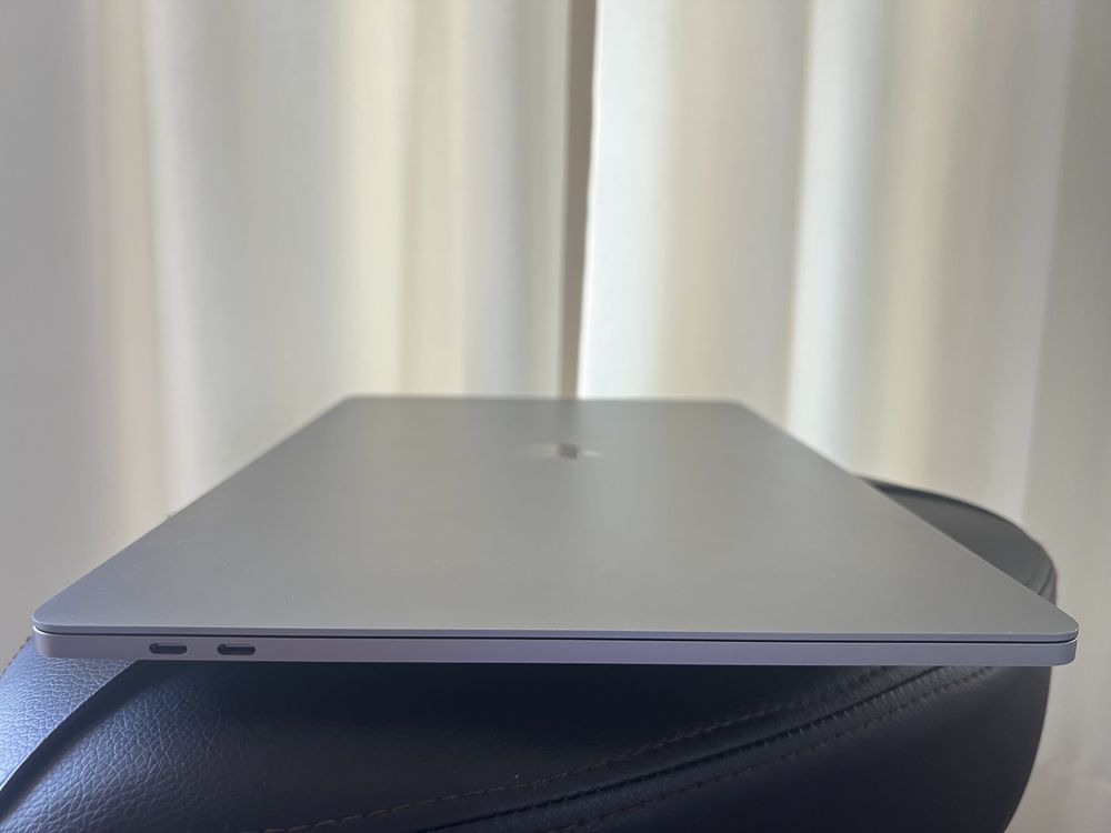 КАТО НОВ* Mac Book Pro 15 Touch Bar* i7 Quad-Core/16GB RAM/256GB SSD