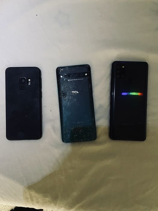 Vand aceste telefoane 2 din ele samsung